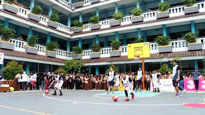 Program pelatihan talenta basket ke sekolah digelar di 5 Kota yaitu Jakarta, Yogyakarta, Denpasar, Medan, dan Pontianak. Pemain IBL didatangkan untuk melatih siswa SMA.