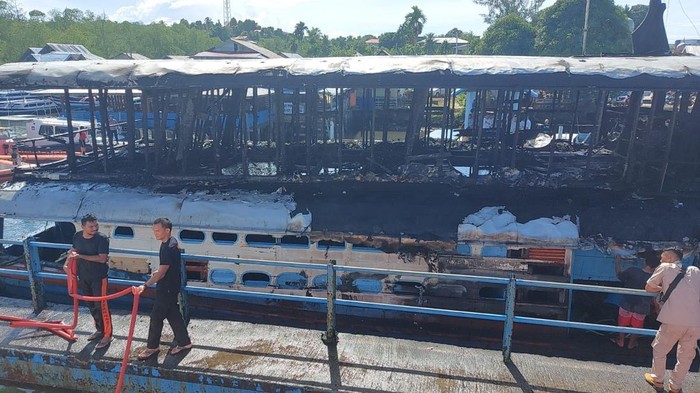 KM Beriloga terbakar Kondisi KM Beriloga sesaat setelah api berhasil dipadamkan  (foto: istimewa)