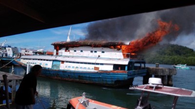 Penampakan KM Beriloga yang Terbakar di Mentawai