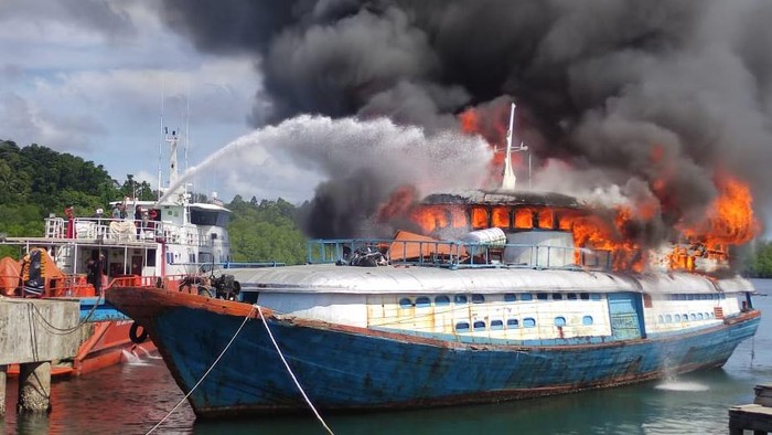 Kobaran api di KM Beriloga saat bersandar di Mentawai