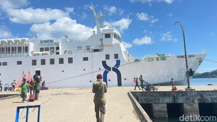 KM Prince Soya di Parepare belum diizinkan berlayar usai terbakar.