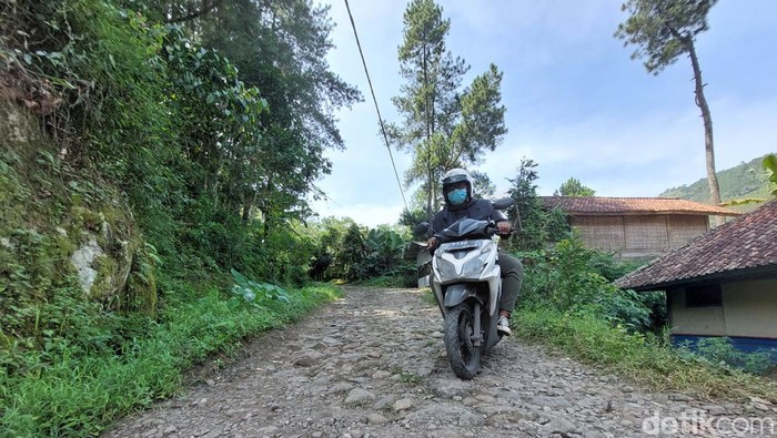 Kondisi jalan rusak di pelosok KBB