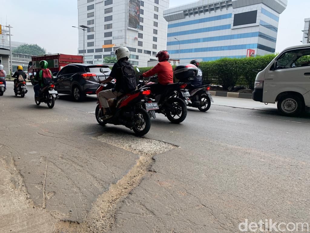 Kondisi Jl MT Haryono arah Pancoran dan Jl Jend Gatot Subroto arah Kuningan Jaksel, 13 Juli 2022. (Mulia Budi/detikcom)