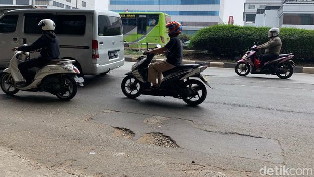 Kondisi Jl MT Haryono arah Pancoran dan Jl Jend Gatot Subroto arah Kuningan Jaksel, 13 Juli 2022. (Mulia Budi/detikcom)