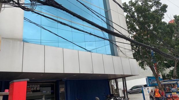 Kondisi kabel di Jl Pecenongan, Jakarta Pusat, yang semrawut kini sudah diikat, Rabu (13/7/2022)