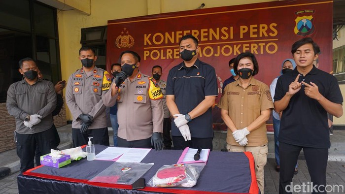 Konferensi pers oleh Polres Mojokerto terkait penahanan dan penangkapan ustaz cabul di Mojokerto