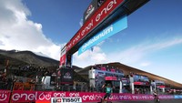 Lennard Kämna merayakan kemenangan saat menyentuh garis finish pada etape 4 Giro dItalia, di Etna, Italia, 10 Mei 2022. Climber berusia 25 tahun tersebut diplot oleh timnya, Bora-Hansgrohe untuk merongrong dominasi Pogacar. Sebagai catatan, Bora-Hansgrohe sukses merebut kemenangan di Giro d Italia, bulan lalu. (Photo by Michael Steele/Getty Images)