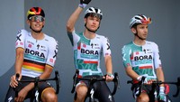 (Kiri-kanan) Nils Politt, Aleksander Vlasov dan Lennard Kämna saat pengenalan pebalap sebelum etape keenam Tour de France (TDF) 2022, di Longwy, Prancis, 7 Juli 2022. Kamna membuka perlawanan pada akhir etape 10. Ia menyodok 19 peringkat menjadi persis dibawah Pogacar dengan perbedaan 11 detik. (Alex Broadway/Getty Images)