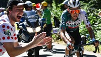 Penonton memberi semangat kepada Lennard Kamna saat melintasi etape 7 TDF 2022, 8 Juli 2022. Kamna tinggal tersisa 11 detik untuk menyalip Pogacar pada etape-etape berikutnya di TDF 2022. Pun begitu, diprediksi Pogacar tidak bakal tinggal diam dan bakal lebih cepat memacu pedal sepedanya.  (Anne-Christine/AFP/Getty Images)