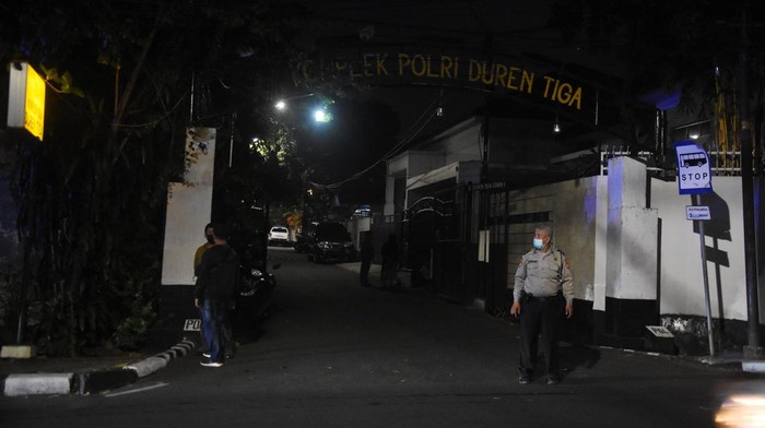 Lihat Lagi Kondisi Rumah Kadiv Propam Polri Usai Insiden Polisi Tembak Polisi Rumah dinas Kadiv Propam Irjen Pol Ferdy Sambo di kawasan Jakarta Selatan dijaga polisi usai peristiwa baku tembak 2 ajudannya. Olah TKP telah dilakukan di sana