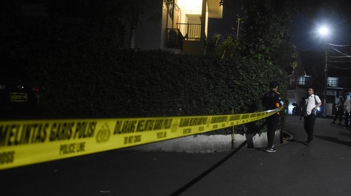 Rumah dinas Kadiv Propam Irjen Pol Ferdy Sambo di kawasan Jakarta Selatan dijaga polisi usai peristiwa baku tembak 2 ajudannya. Olah TKP telah dilakukan di sana