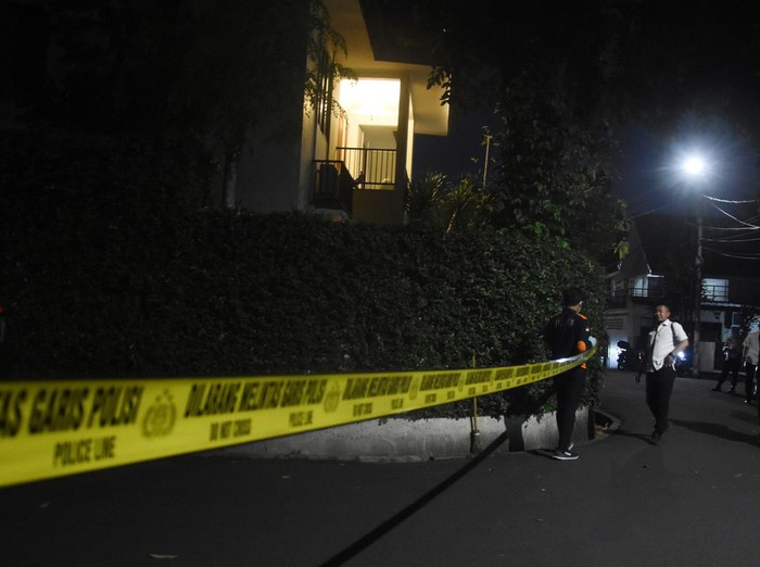 Rumah dinas Kadiv Propam Irjen Pol Ferdy Sambo di kawasan Jakarta Selatan dijaga polisi usai peristiwa baku tembak 2 ajudannya. Olah TKP telah dilakukan di sana