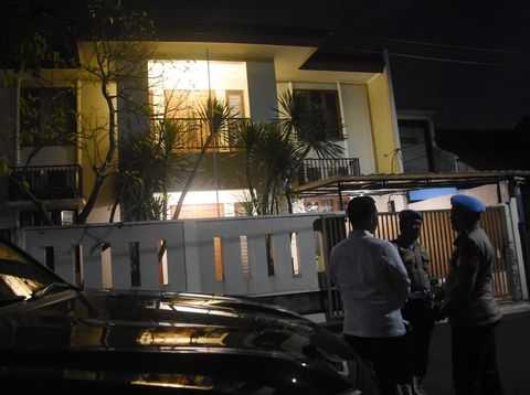 Rumah dinas Kadiv Propam Irjen Pol Ferdy Sambo di kawasan Jakarta Selatan dijaga polisi usai peristiwa baku tembak 2 ajudannya. Olah TKP telah dilakukan di sana