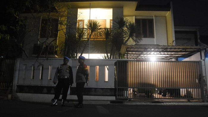 Rumah dinas Kadiv Propam Irjen Pol Ferdy Sambo di kawasan Jakarta Selatan dijaga polisi usai peristiwa baku tembak 2 ajudannya. Olah TKP telah dilakukan di sana