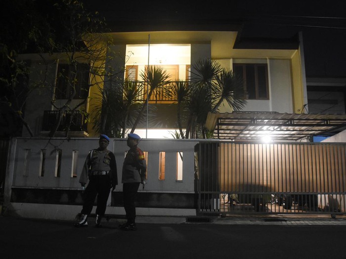 Rumah dinas Kadiv Propam Irjen Pol Ferdy Sambo di kawasan Jakarta Selatan dijaga polisi usai peristiwa baku tembak 2 ajudannya. Olah TKP telah dilakukan di sana
