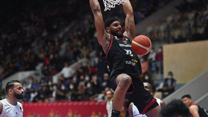 Indonesias Marques Terrell Bolden dunks the ball during the group A round basketball game againsts Saudi Arabia at the 2022 FIBA Asia Cup at the Istora Senayan in Jakarta on July 12, 2022. (Photo by ADEK BERRY / AFP) (Photo by ADEK BERRY/AFP via Getty Images)
