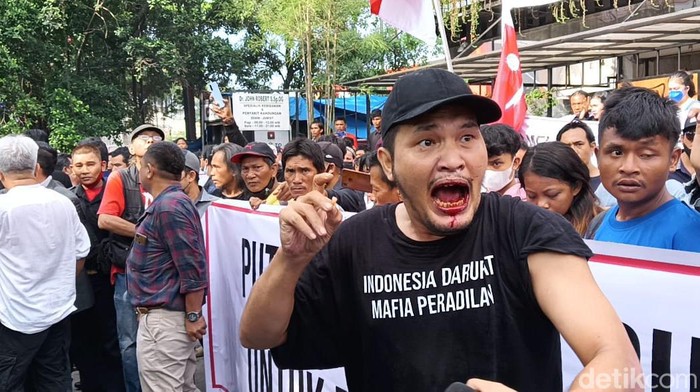 Massa bentrok dengan polisi saat eksekusi eksekusi DCaldera Coffee di Medan.