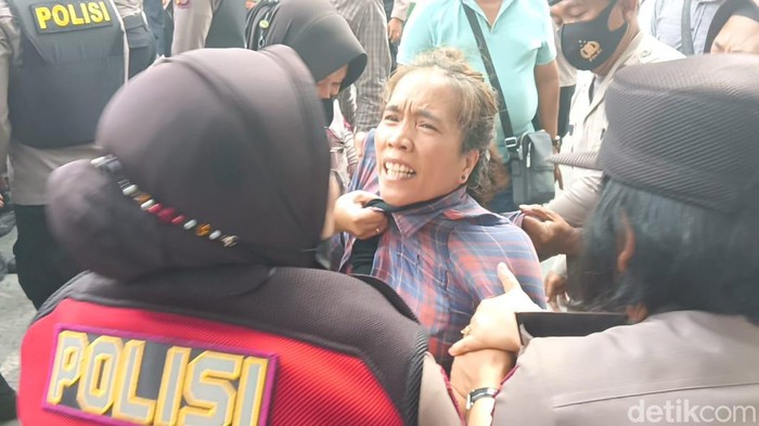 Massa bentrok dengan polisi saat eksekusi eksekusi DCaldera Coffee di Medan.