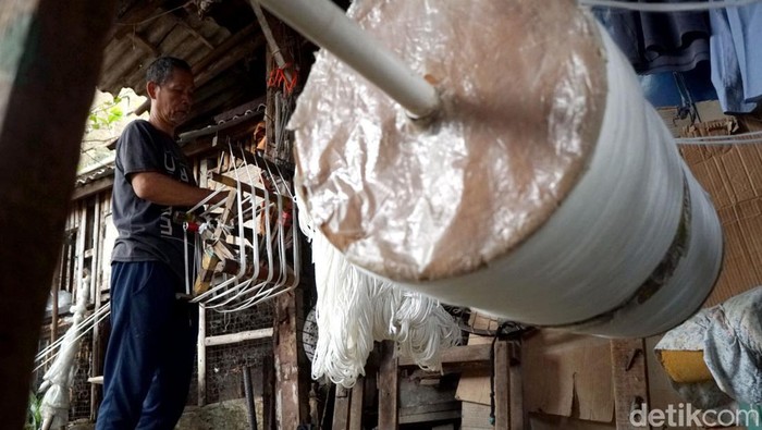 Melihat dari Dekat Proses Pemintalan Benang Tradisional Supandi (54) telah menjadi pemintal benang tradisional sejak 1988. Di tengah gempuran teknologi canggih, Supandi masih setia memintal benang secara manual.