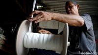 Dalam sehari Supandi mampu membuat 25 hingga 50 kilogram benang.