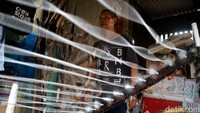Sebagai informasi, alasan masih mempertahankan alat pemintal tradisional ini karena hasil pintalan mesin tidak bisa mengejar kualitas manual.
