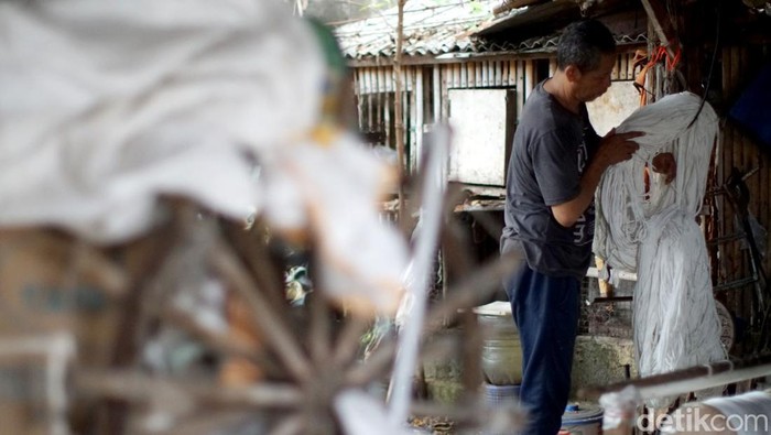 Melihat dari Dekat Proses Pemintalan Benang Tradisional Supandi (54) telah menjadi pemintal benang tradisional sejak 1988. Di tengah gempuran teknologi canggih, Supandi masih setia memintal benang secara manual.