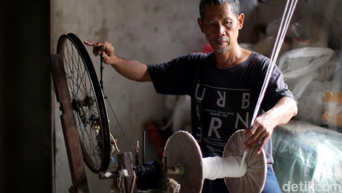 Melihat dari Dekat Proses Pemintalan Benang Tradisional Supandi (54) telah menjadi pemintal benang tradisional sejak 1988. Di tengah gempuran teknologi canggih, Supandi masih setia memintal benang secara manual.