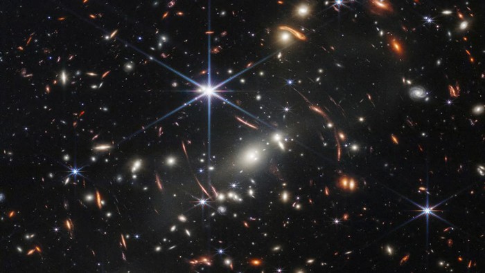 NASA memamerkan foto yang dijepret Teleskop Luar Angkasa James Webb. Penasaran seperti apa hasil foto teleskop termahal dan tercanggih NASA itu? Ini fotonya.