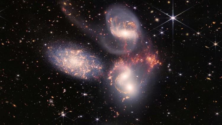 Memukau! Lihat Foto Galaksi yang Dipotret Teleskop Termahal NASA NASA memamerkan foto yang dijepret Teleskop Luar Angkasa James Webb. Penasaran seperti apa hasil foto teleskop termahal dan tercanggih NASA itu? Ini fotonya.