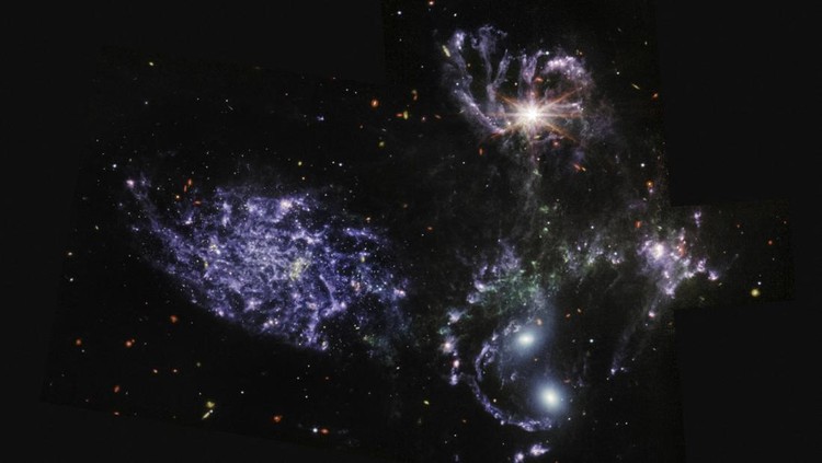 Memukau! Lihat Foto Galaksi yang Dipotret Teleskop Termahal NASA NASA memamerkan foto yang dijepret Teleskop Luar Angkasa James Webb. Penasaran seperti apa hasil foto teleskop termahal dan tercanggih NASA itu? Ini fotonya.