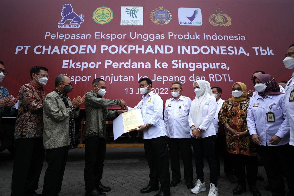 Menteri pertanian RI Syahrul Yasin Limpo melepas ekspor perdana produk unggas daging ayam di Kantor Pusat CPI Ancol, Jakarta, Rabu (13/7/2022). PT Charoen Pokphand Indonesia Tbk (CPIN) melakukan ekspor perdana produk unggasnya ke Singapura sebanyak 50.000 Kg ekspor produk unggas. (CNBC Indonesia/Tri Susilo)