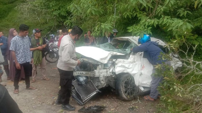 Mobil Datsun Go dengan nomor polisi B 1906 FRD jatuh ke jurang di Jalan Raya Pusuk Sembalun, Lombok Timur. Akibatnya, 3 dari 8 orang penumpang tewas di tempat, Rabu (13/7/2022).