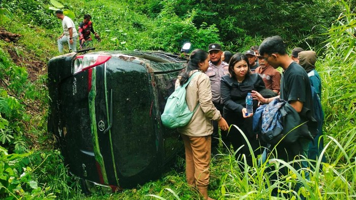 mobil masuk jurang banyuwangi