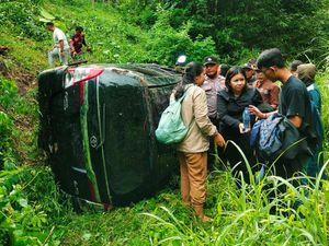 Mobil Wisatawan asal Bali Terjun ke Jurang Sedalam 40 meter di Banyuwangi