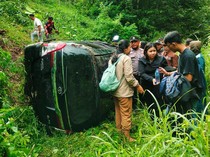 Mobil Terjun ke Jurang 40 Meter di Banyuwangi, 9 Penumpang Selamat