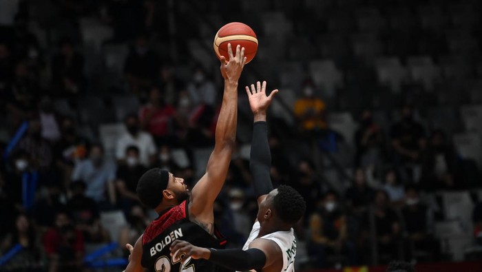 Momen Indonesia Taklukkan Arab Saudi di Laga Perdana FIBA Asia Cup 2022 Pebasket Indonesia Derrick Michael Xzavierro (kiri) melewati hadangan pebasket Arab Saudi Musab Tariq (kanan) dalam laga babak penyisihan Grup A FIBA Asia Cup 2022 di Istora Gelora Bung Karno, Senayan, Jakarta, Selasa (12/7/2022). Indonesia menang atas Arab Saudi dengan skor 80-54. ANTARA FOTO/Aditya Pradana Putra/aww.