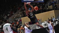Marques Bolden menjadi primadona setelah membuka keran poin untuk Merah-Putih. Ia mencetak dua angka, dan terus berlanjut hingga Indonesia meraih 10 poin sebelum turun minum. Di penghujung kuarter pertama, Indonesia memimpin dengan skor 18-13 atas Arab.