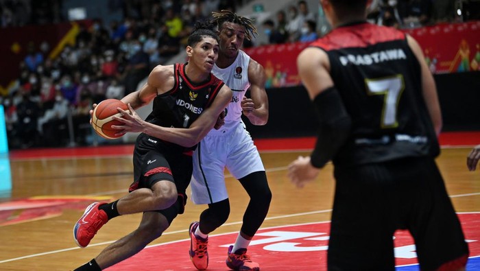 Momen Indonesia Taklukkan Arab Saudi di Laga Perdana FIBA Asia Cup 2022 Pebasket Indonesia Derrick Michael Xzavierro (kiri) melewati hadangan pebasket Arab Saudi Musab Tariq (kanan) dalam laga babak penyisihan Grup A FIBA Asia Cup 2022 di Istora Gelora Bung Karno, Senayan, Jakarta, Selasa (12/7/2022). Indonesia menang atas Arab Saudi dengan skor 80-54. ANTARA FOTO/Aditya Pradana Putra/aww.