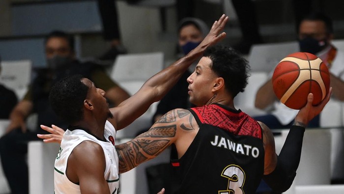 Momen Indonesia Taklukkan Arab Saudi di Laga Perdana FIBA Asia Cup 2022 Pebasket Indonesia Derrick Michael Xzavierro (kiri) melewati hadangan pebasket Arab Saudi Musab Tariq (kanan) dalam laga babak penyisihan Grup A FIBA Asia Cup 2022 di Istora Gelora Bung Karno, Senayan, Jakarta, Selasa (12/7/2022). Indonesia menang atas Arab Saudi dengan skor 80-54. ANTARA FOTO/Aditya Pradana Putra/aww.