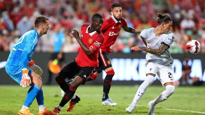 BANGKOK, THAILAND - JULY 12: Darwin Nunez #27 of Liverpool competes for the ball against goalkeeper Tom Heaton #22 and Eric Bailly #3 of Manchester United during the second half of a preseason friendly match at Rajamangala National Stadium on July 12, 2022 in Bangkok, Thailand. (Photo by Pakawich Damrongkiattisak/Getty Images)