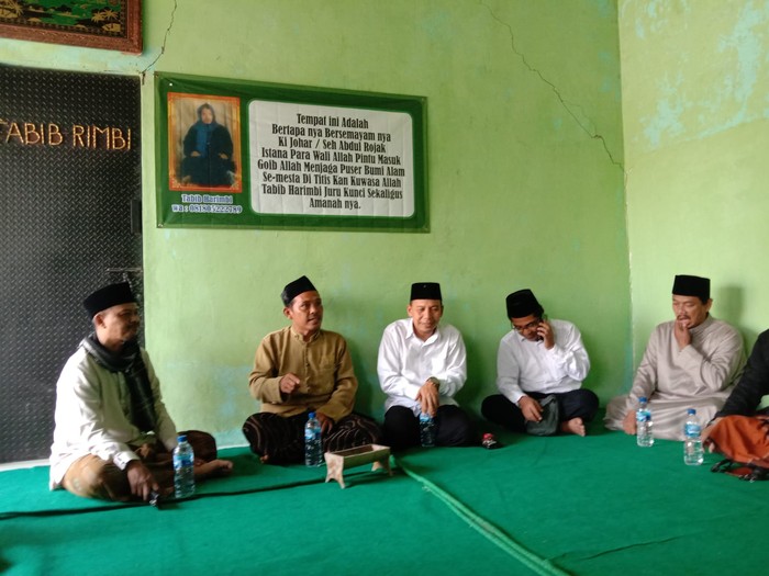 MUI Kota Serang saat mendatangi Harimbi (berbaju cokelat), pria yang mengaku sebagai titisan Nabi Khidir (dok Istimewa)