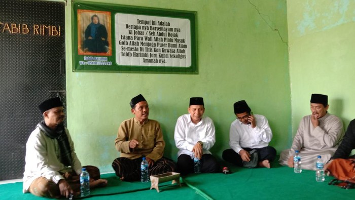 MUI Kota Serang saat mendatangi Harimbi (berbaju cokelat), pria yang mengaku sebagai titisan Nabi Khidir (dok Istimewa)