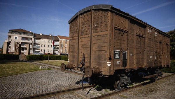 Penampakan sebuah gerbong kereta yang melambangkan kamp Drancy di Shoah Memorial yang berada di kawasan Paris, Prancis.