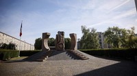 Penampakan monumen yang berada di Shoah Memorial, museum Holocaust yang berada di wilayah Paris, Prancis. Museum itu menampilkan beragam foto dan barang-barang milik korban Holocaust Nazi.