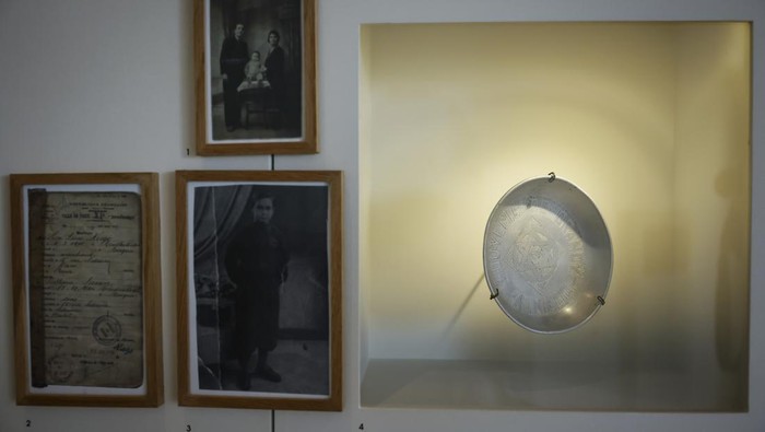 Shoah Memorial merupakan museum Holocaust yang ada di Paris, Prancis. Museum itu menampilkan beragam barang yang jadi saksi kengerian Holocaust Nazi.