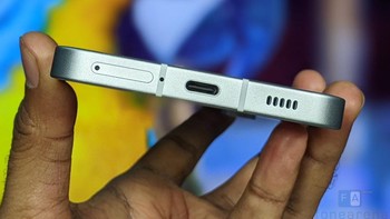 Bagian bawah terdapat slot SIM card, port USB Type C dan speaker. Foto: Fonearena