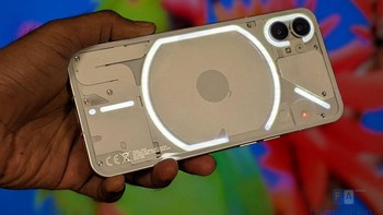 Punya antarmuka Glyph yang hadirkan pola cahaya unik yang terdiri dari 900 LED yang menyala saat ada yang menelpon, notifikasi dari aplikasi, status pengisian daya dan lainnya. Foto: Fonearena