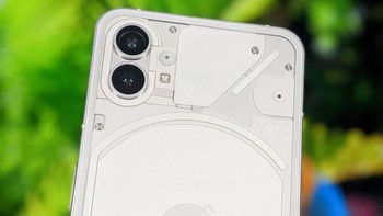 Nothing Phone (1) dibekali kamera utama di bagian belakang berukuran 50 MP dengan sensor Sony IMX766. Ada pula kamera ultra wide 50 MP bersensor Samsung JN1 yang dapat pula memotret makro berjarak 4cm. Foto: Fonearena