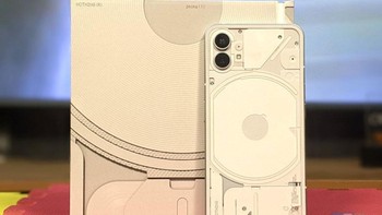 Kotak kemasan Nothing Phone (1) dibuat persegi dengan motif menarik. Foto: Fonearena