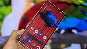 Nothing Phone (1) menyuguhkan bentangan layar 6,55 inch dengan resolusi Full HD+. Ponsel ini menggunakan panel OLED dengan refresh rate 120Hz, HDR10+, 10-bit color, kecerahan maksimum hingga 1.200 nits dan terlindungi kaca Gorilla Glass 5. Foto: Fonearena